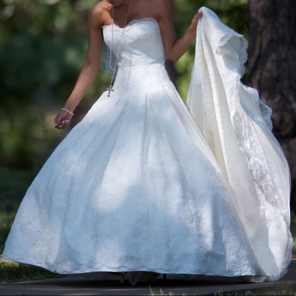 Wedding dress - Picture 10 of 10